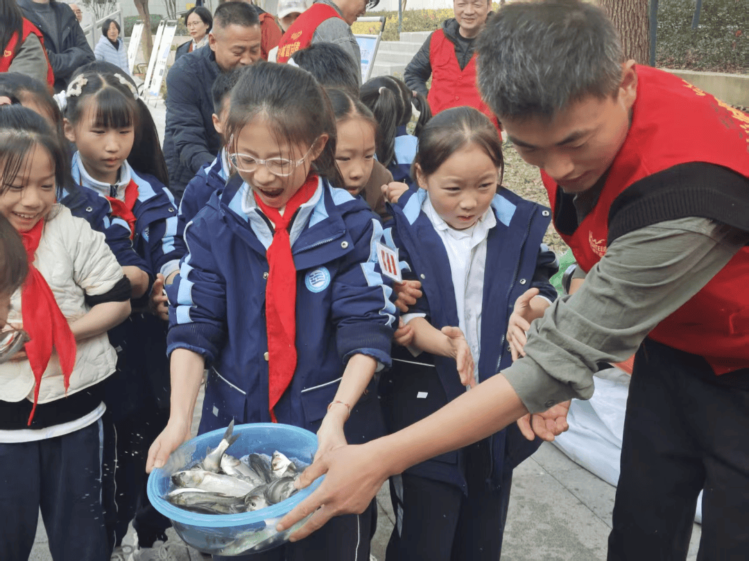 AshanQ's tweet photo. [We finished collecting fish fry in the pond after today's practical science class!] https://t.co/V6Ksg38Rpn