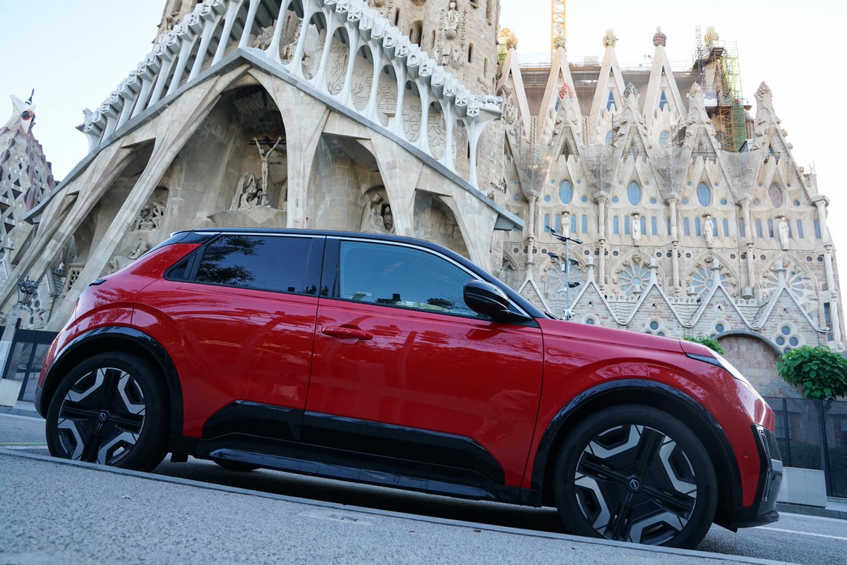 Nissan_ESP's tweet photo. Barcelona, qué bien te sienta el rojo. ❤️ https://t.co/Xw9i9kXqmQ