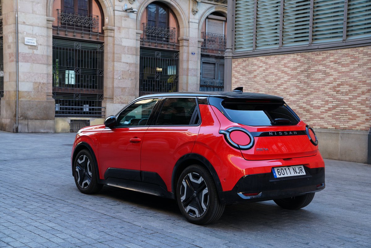 Nissan_ESP's tweet photo. Barcelona, qué bien te sienta el rojo. ❤️ https://t.co/Xw9i9kXqmQ