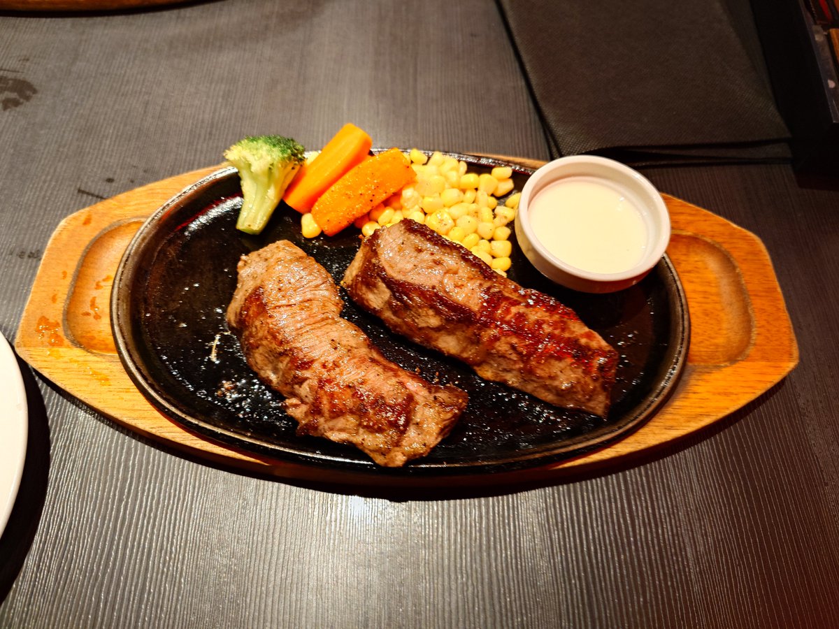 airflow910's tweet photo. ステーキの日もある https://t.co/9z1J3Owkdc