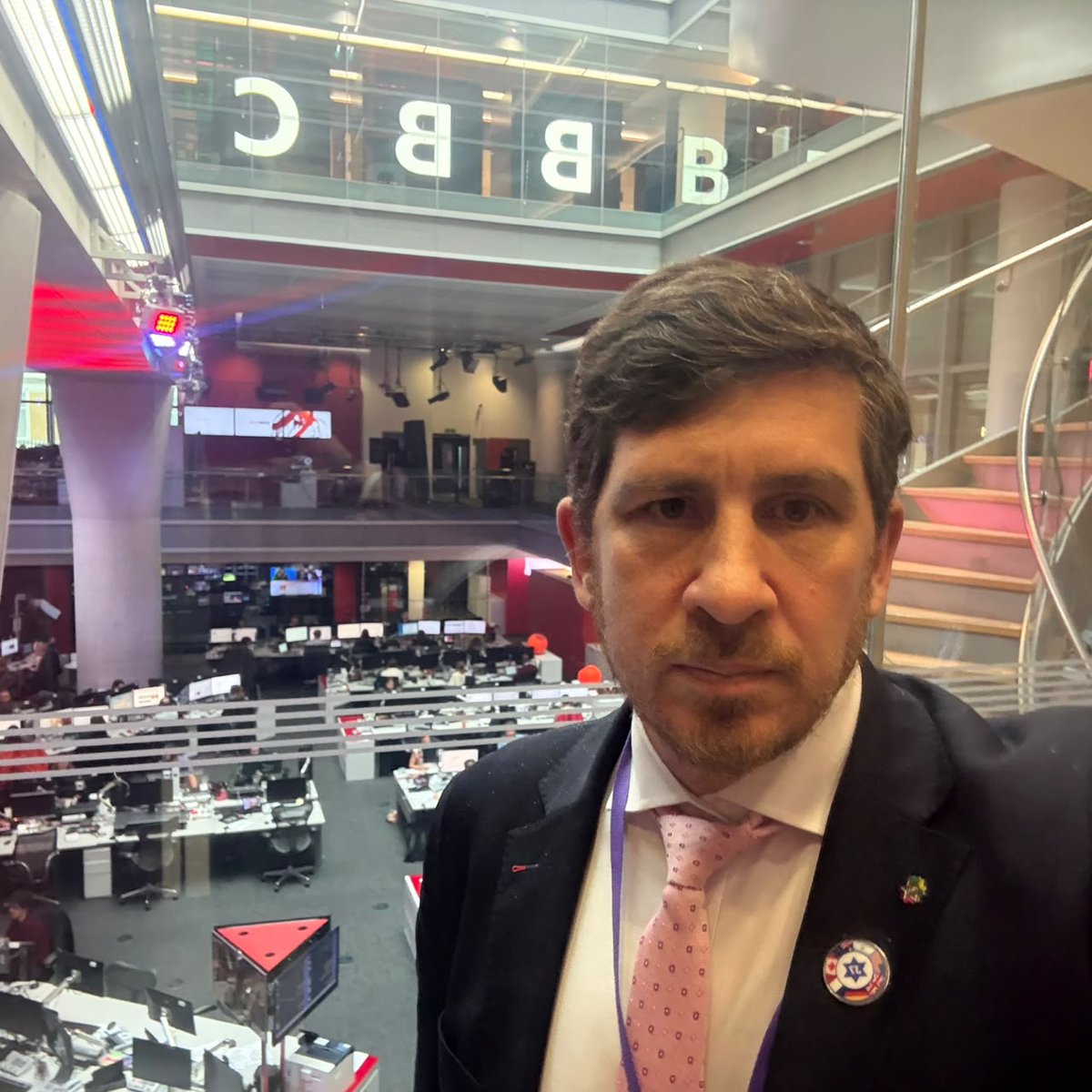 visavistv's tweet photo. El J7 mantuvo una reunión con autoridades de la BBC en Londres

En el marco de la visita del J7 a Londres, la DAIA, representada por su presidente, Mauro Berenstein, mantuvo un encuentro con autoridades de la BBC para abordar la preocupación por el crecimiento del antisemitismo a nivel global y el papel de los medios de comunicación frente a los discursos de odio.

Durante la reunión, la delegación transmitió su preocupación por la amplificación y normalización de mensajes antisemitas, y destacó la responsabilidad que tienen los medios de comunicación en la construcción de una sociedad informada, plural y respetuosa.

Asimismo, la DAIA compartió su misión institucional de combatir el antisemitismo y toda forma de discriminación, promoviendo la educación, la concientización y la denuncia como herramientas fundamentales.

“Berenstein expresó: «En un mundo donde el antisemitismo crece y los discursos de odio se multiplican, los medios de comunicación tienen un papel fundamental. La libertad de expresión es un valor irrenunciable, pero debemos evitar que la desinformación y los prejuicios contribuyan a legitimar el odio”.

El encuentro formó parte de la agenda internacional del J7, que reúne a organizaciones representativas de comunidades judías para fortalecer la cooperación y coordinar estrategias frente al antisemitismo.

https://t.co/42OBMgH7pd @_MarinaRos @JGreenblattADL