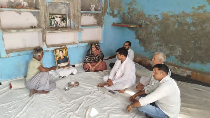rajeshchbjp's tweet photo. मेरी धर्मपत्नी श्रीमती सुमन चौधरी जी, ब्लॉक प्रमुख ने अपने मांट विधानसभा क्षेत्र छाता ब्लॉक के ग्राम रान्हेरा, धीमरी, पतराम नगला , नौहझील, एवं उझानी में विभिन्न परिवारों में घटित दुःखद घटनाओं के उपरांत शोकाकुल परिवारों के बीच पहुँचकर अपनी गहरी शोक संवेदनाएँ व्यक्त कीं एवं परिजनों से भेंट कर सांत्वना दी।

ईश्वर दिवंगत पुण्यात्माओं को अपने श्रीचरणों में स्थान दें तथा शोक संतप्त परिवारों को इस अपार दुःख को सहन करने की शक्ति प्रदान करें।

ॐ शांति 🙏