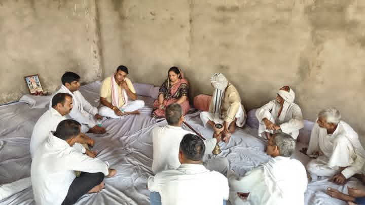 rajeshchbjp's tweet photo. मेरी धर्मपत्नी श्रीमती सुमन चौधरी जी, ब्लॉक प्रमुख ने अपने मांट विधानसभा क्षेत्र छाता ब्लॉक के ग्राम रान्हेरा, धीमरी, पतराम नगला , नौहझील, एवं उझानी में विभिन्न परिवारों में घटित दुःखद घटनाओं के उपरांत शोकाकुल परिवारों के बीच पहुँचकर अपनी गहरी शोक संवेदनाएँ व्यक्त कीं एवं परिजनों से भेंट कर सांत्वना दी।

ईश्वर दिवंगत पुण्यात्माओं को अपने श्रीचरणों में स्थान दें तथा शोक संतप्त परिवारों को इस अपार दुःख को सहन करने की शक्ति प्रदान करें।

ॐ शांति 🙏