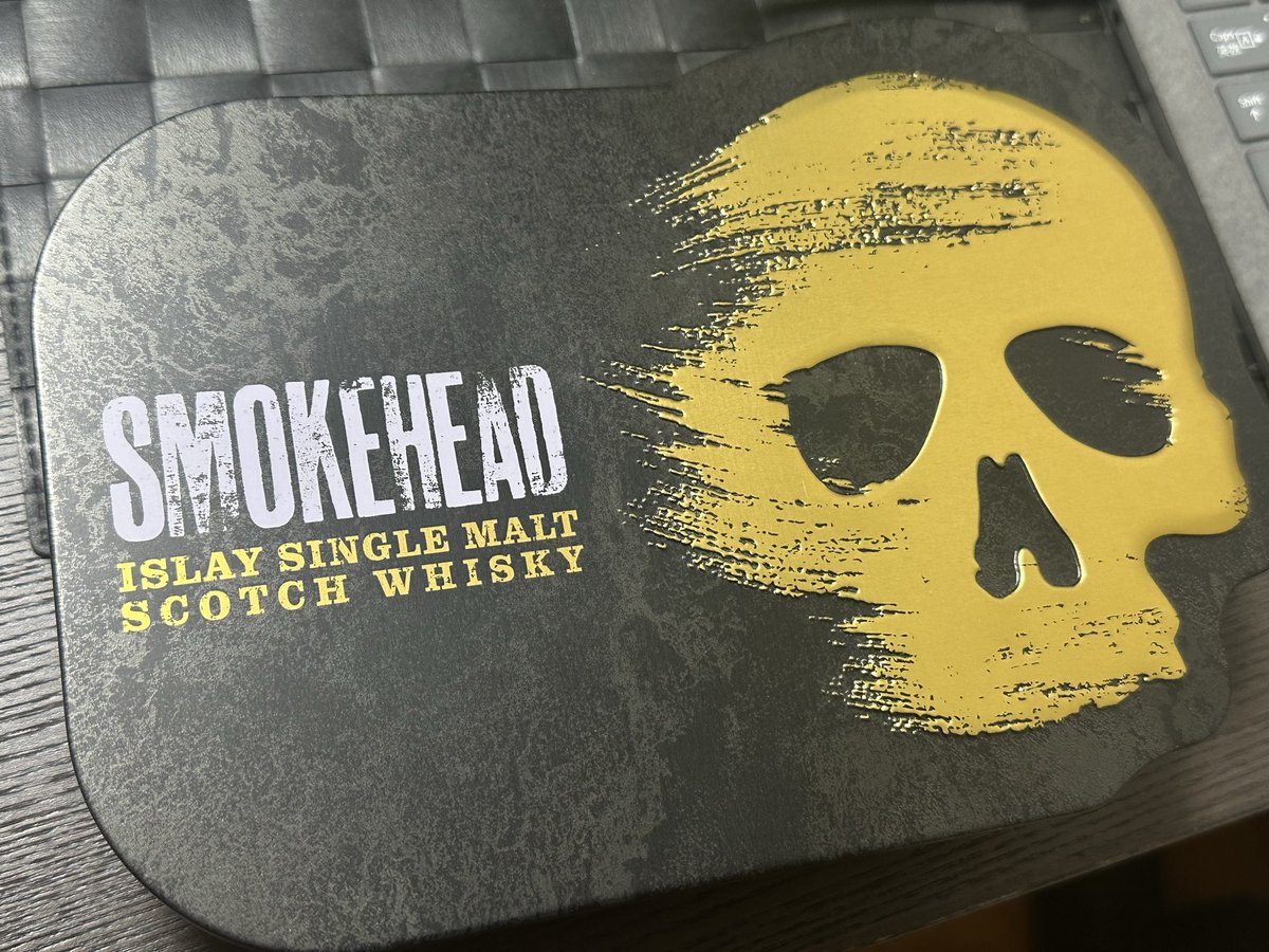 Y_Abe5150's tweet photo. 飲むもん無くて、3年前くらいに飾り用でドンキの安売りで買った、ちびウイスキー美味しいのだけどw https://t.co/Cr2yapECHd