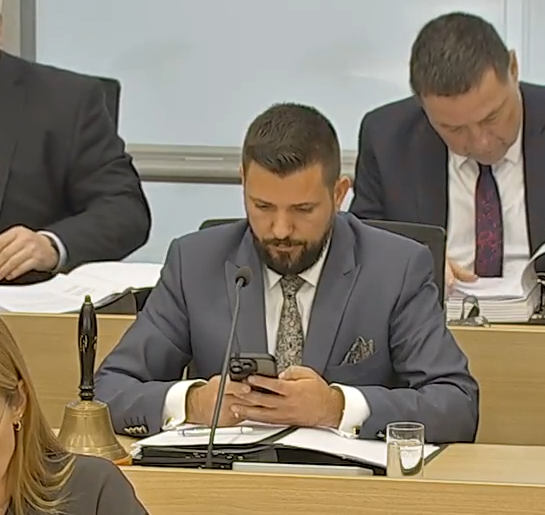 realPlebejer's tweet photo. In diesem Land werden normale Arbeiter gefeuert, wenn sie am Handy erwischt werden. Die AfD Sachsen-Anhalt will ein Handyverbot in Schulen.

Ihr Landtagspräsident schafft es keine 5 Minuten, nicht am Handy zu spielen und kassiert dafür jetzt fünfstellig im Monat vom Steuerzahler. https://t.co/bfPs2StHKB