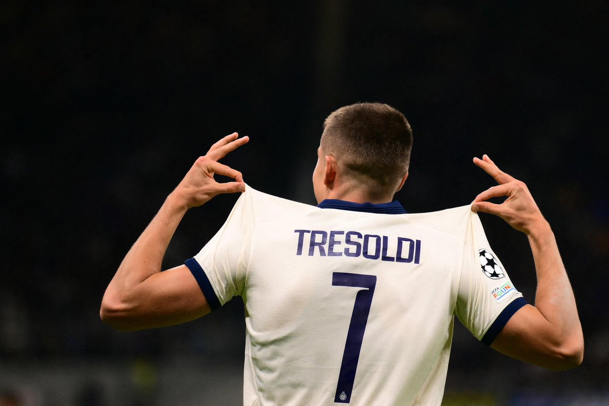BFTspor's tweet photo. ▪️ İtalyan asıllı Alman! 
▪️ Sıkı bir Milan taraftarı! 
▪️ Giuseppe Meazza'da Inter'e hat-trick yaptı. 

Club Brugge'ün 24 yaşındaki santrforu Nicolo Tresoldi, dün gece bir rüyayı yaşadı! https://t.co/5v9T0AJRQr
