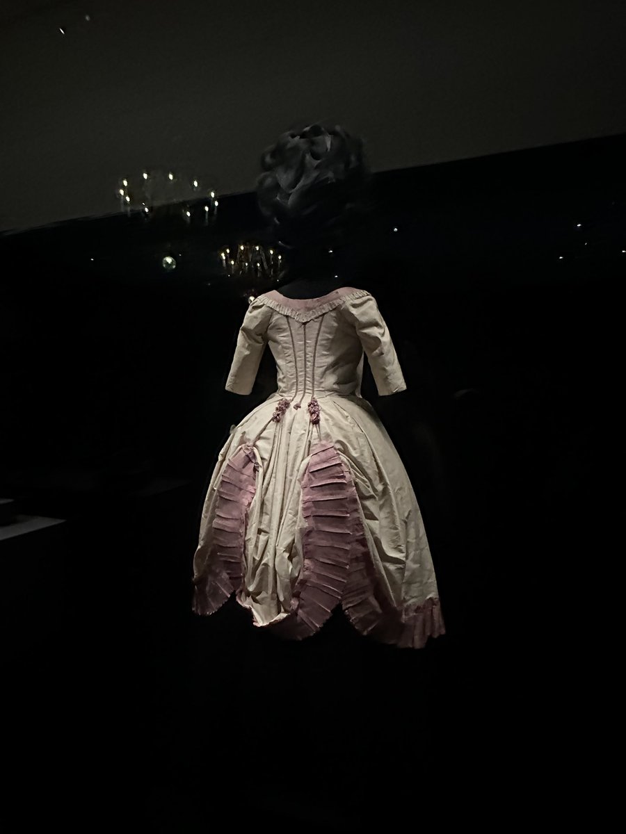 konpeitou127's tweet photo. 横浜美術館「マリーアントワネットスタイル」展にて、ローブアラポロネーズと対面 https://t.co/1acJietfWL