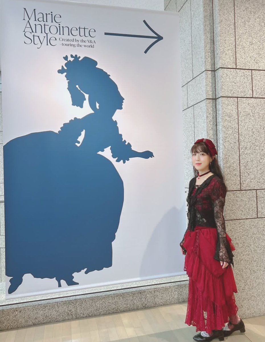 konpeitou127's tweet photo. 横浜美術館「マリーアントワネットスタイル」展にて、ローブアラポロネーズと対面 https://t.co/1acJietfWL