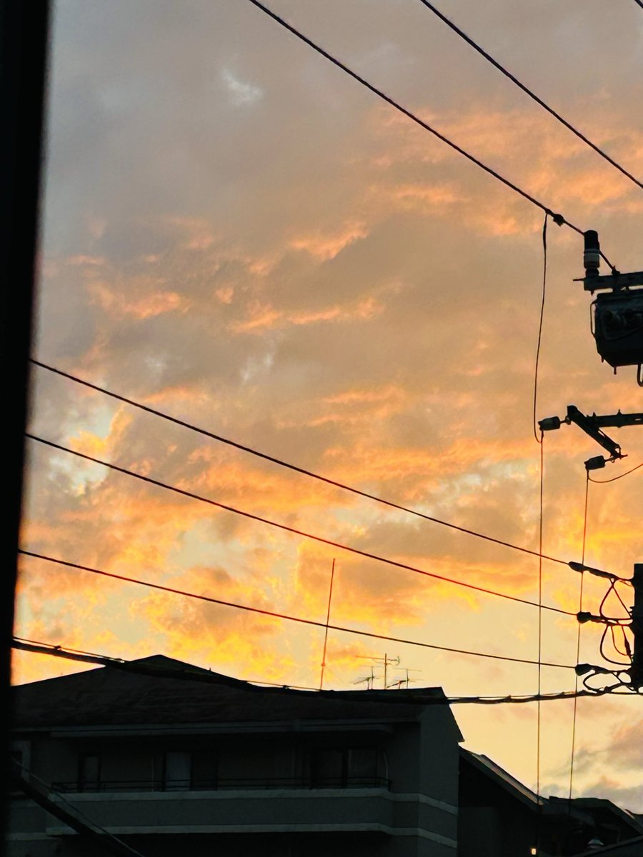 nannanyuko518's tweet photo. 夕方から晴れて来たー♪
黄金色の夕焼け💛
１０月１４日（水）17：02分の空

#いまそら  #イマソラ
#千葉の空 https://t.co/qXrMfjhB9M