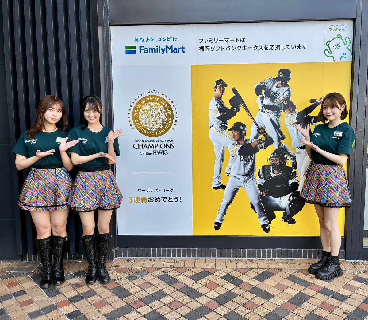 ta08311230's tweet photo. 10月14日【ファミリーマート1日店長】
休日と重なったので1日店長イベントへ
野球やイベントの時は、忙しい店舗なのにテキパキと動くメンバーに圧巻🫨
無茶振りで、メンバーがおすすめする、フライヤは何か？で色々選んでくれてありがとう。沢山買い物したから、しばらくファミマ生活になりそうだ。 https://t.co/6eyOqeRGaW