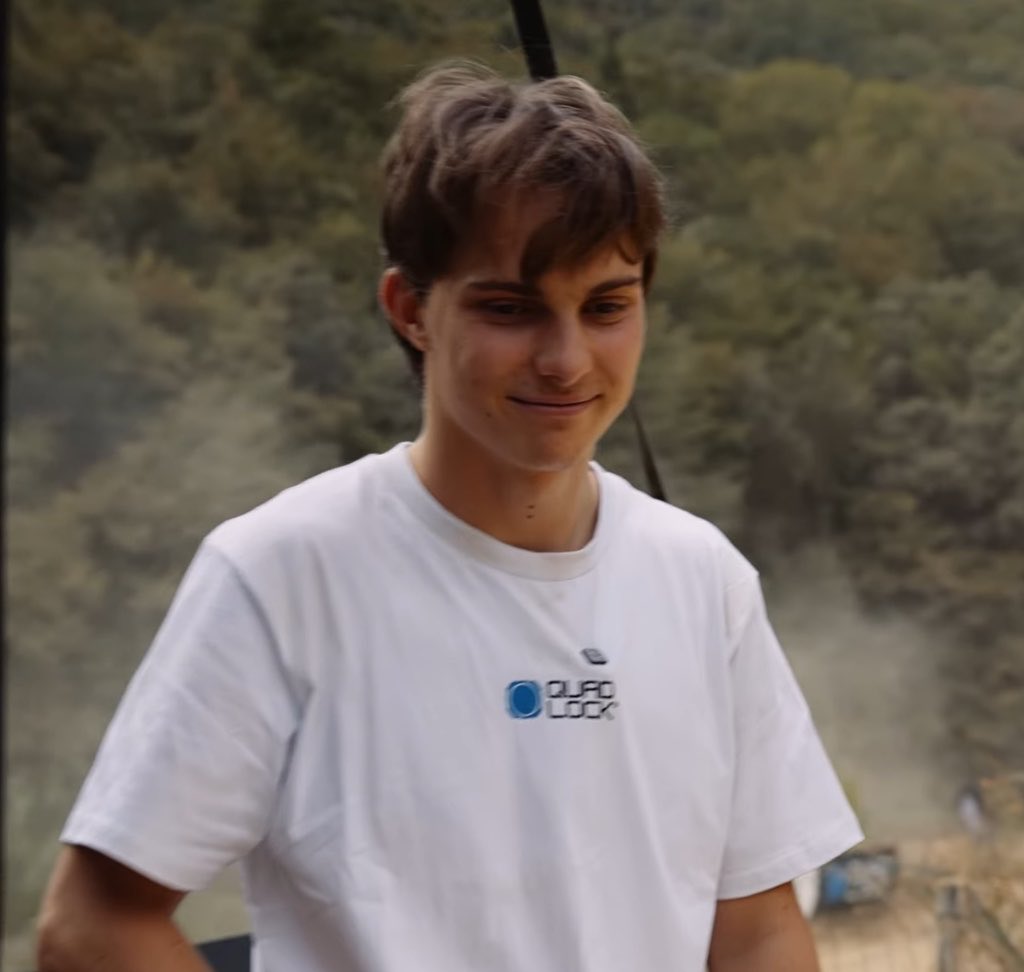 yukikop81's tweet photo. He looks like 18-19 here 😭😭?? https://t.co/4GsqAwzI4p