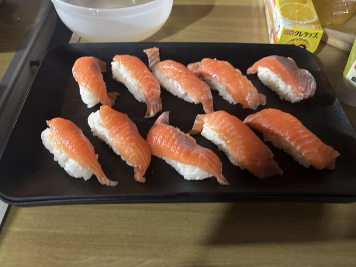 yaba061's tweet photo. 釣ってきて貰ったものを捌いた！で、握った貰った https://t.co/YbRGKI5ZsD