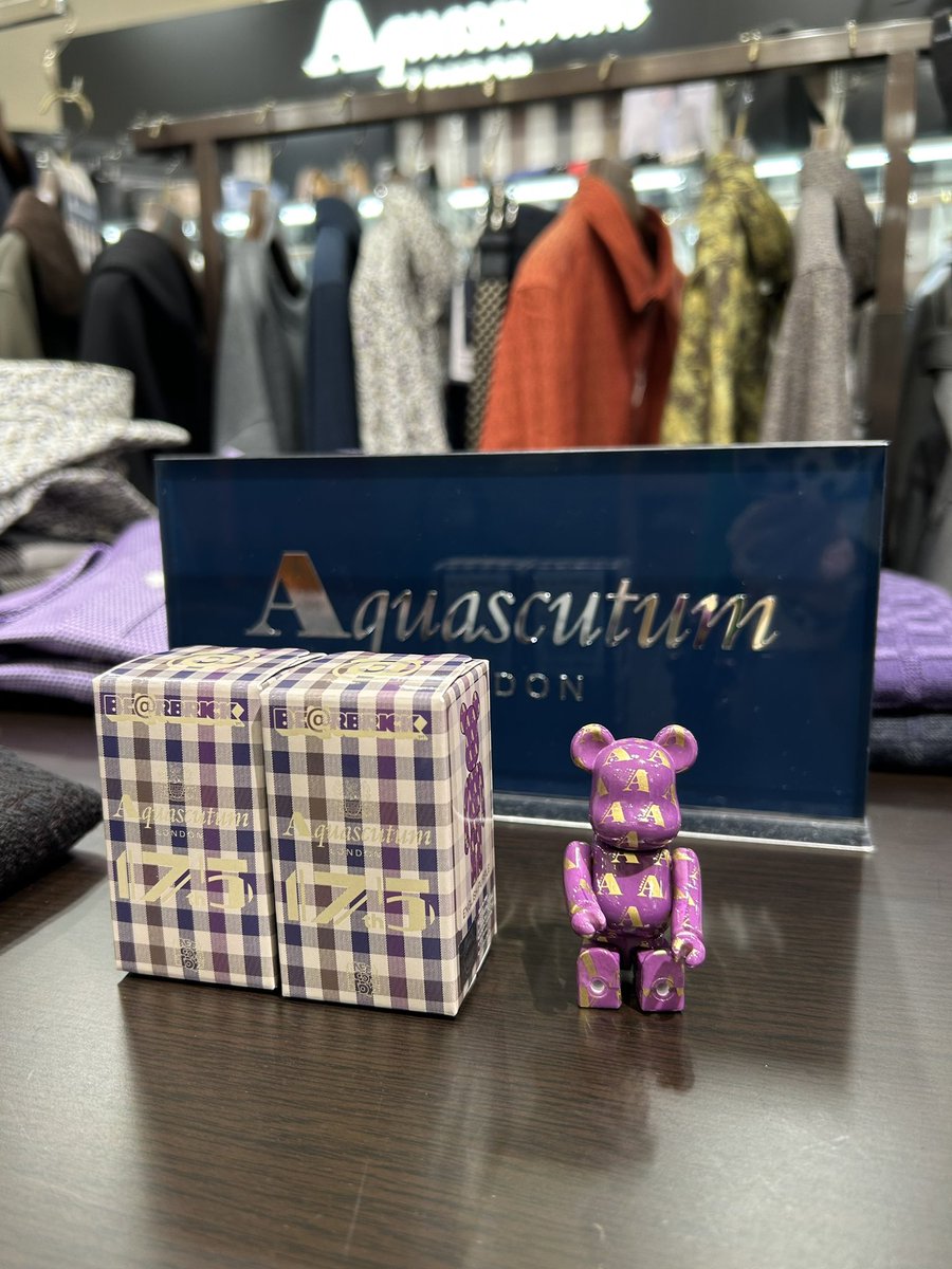 sumomo_0830's tweet photo. ダメ元で松坂屋のアクアスキュータムへ。
なんと、ちょうど紫のベアブリックが再入荷したばかりだと…！
50個入荷したばかりなのにもう半分以上予約が入ってると。
反響すごいと店員さん😊✨
(三越はお昼過ぎに売り切れ)
店内のポスターやリーフレット等々期待してます💜

#松本潤 #アクアスキュータム https://t.co/SGz05AXNFg