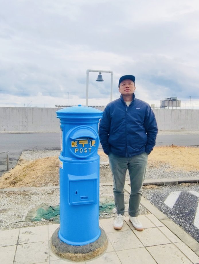 extremeironista's tweet photo. 千葉県の九十九里には「幸せの青いポスト」と呼ばれる青いポストがあります。まあ町おこし的意味合いがあるみたいだけど、ここから手紙を投函したり、またはその手紙を受けった方が幸せになれますように、という願いを込めるなんてのは実に素敵なことだよね。九十九里に来たら寄ってみてね。 https://t.co/OFJBZkXppH