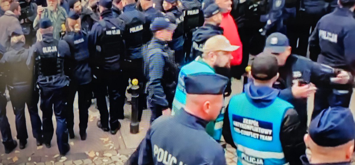 studiogryf's tweet photo. Łagodnie Policja obchodzi się z pararuskimi oszołomami, którzy podnieśli rękę na Ustrój Państwa Rzeczpospolitej - pod dyktando chorej propagandy #TVRepublika , która zastosowała żywe tarcz z staruszków emerytów ". #TVN24 #TVPInfo #KomosjaWenecka
#Perykles #Arystoteles https://t.co/CR46JbTLKM