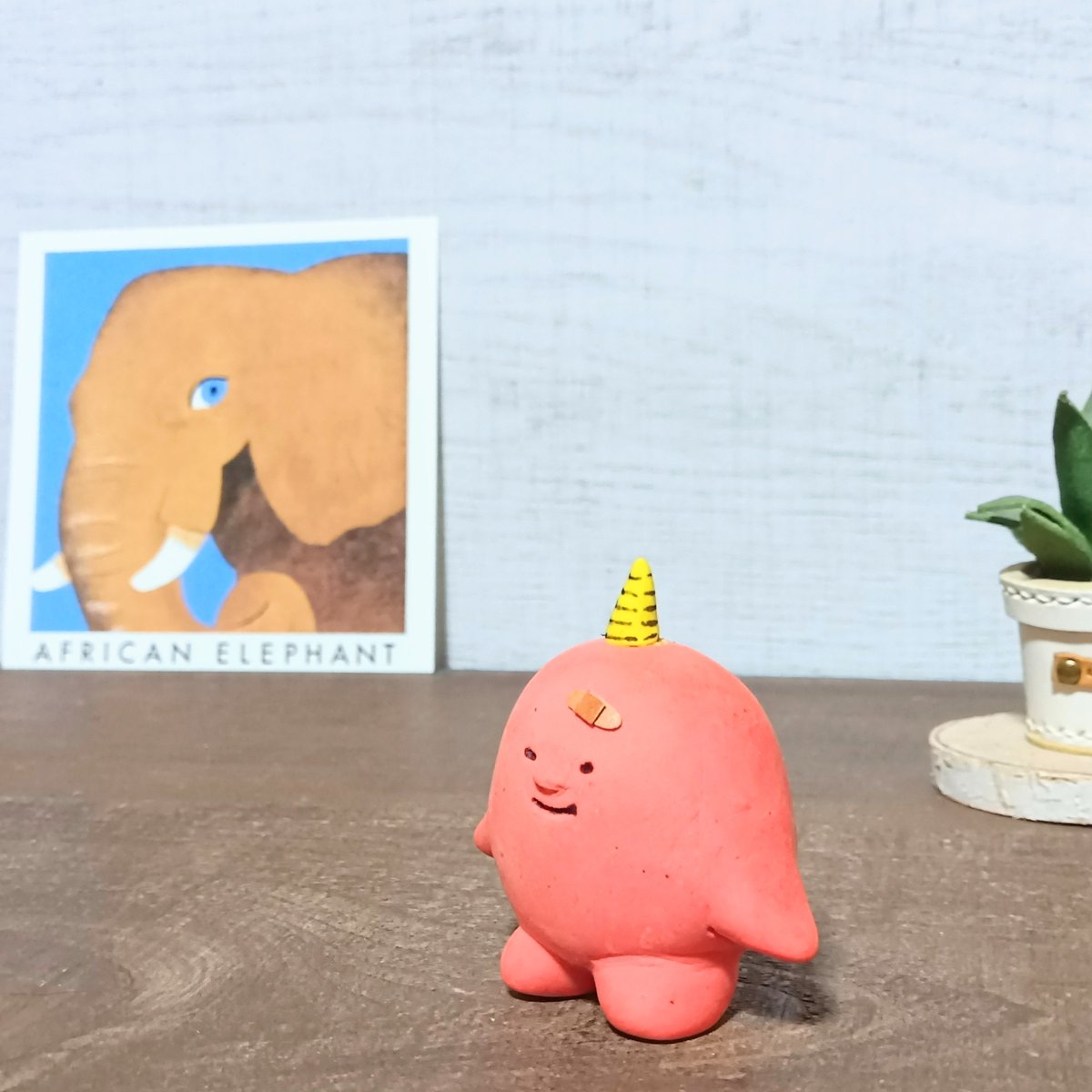 LILICRAFTart's tweet photo. ポンちゃん!!
ぞうさんに見られてるよ!!
うしろ!うしろ!
@shirowani
#IDOLL #ぬい靴 #ぬいFes #ぬいフェス #ミニチュア #ぬい服 https://t.co/Io0SLygKIq