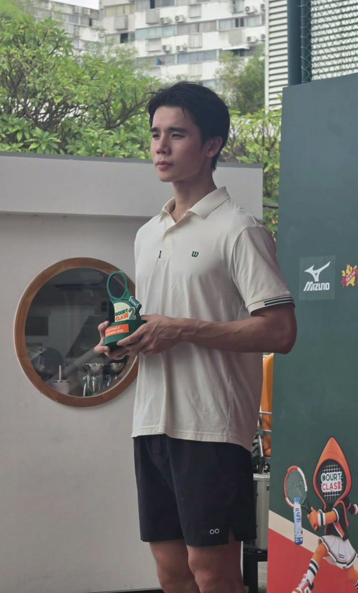 tannsbe7ry's tweet photo. he's just so fine those veiny arms holding the trophy have been stealing my whole attention 🫠

#jimmyyjp https://t.co/qKyRyP7a8Y