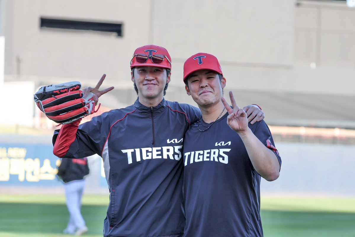 Kiatigers's tweet photo. #오프더갸코드

분위기가 닮은 외국인 투수들과 통역들 https://t.co/ozph8qNDhw