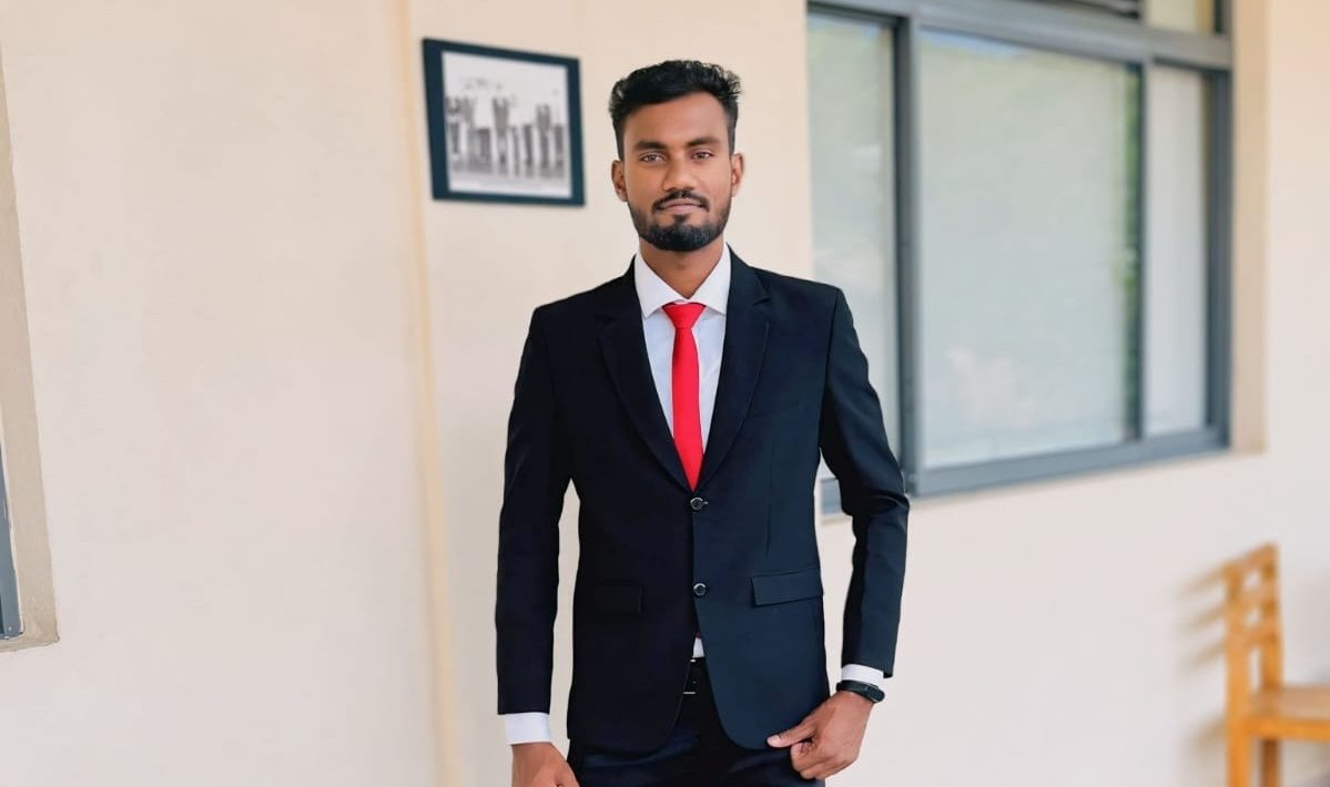 Radar_EN's tweet photo. 🚨 BREAKING: Saudi Arabia’s Supreme Court has officially overturned the death sentence of 24-year-old Sri Lankan migrant worker Anojan Sivarasa, following extensive diplomatic efforts. 🇸🇦🇱🇰 

#SaudiArabia #SriLanka #BreakingNews https://t.co/Ea5QIGYRlb