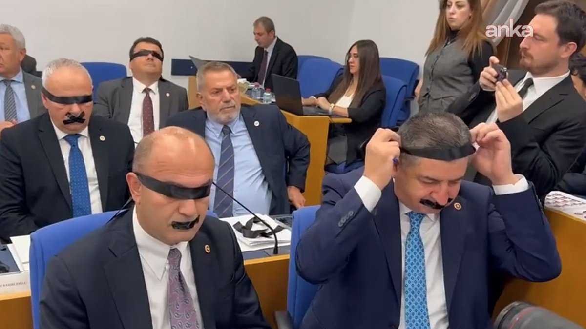 BirGun_Gazetesi's tweet photo. Halk TV'ye kayyum atandı: YENİ Partili vekillerden siyah bantlı protesto
https://t.co/CdbbqS5eRY https://t.co/SInQhhFFxH