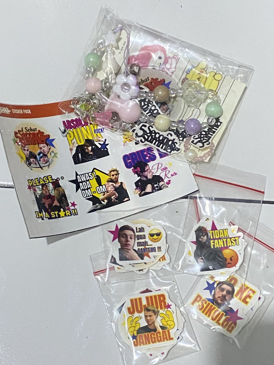 calumbjir's tweet photo. Beli sticker daper freebies ❌
Beli freebies dapet sticker ✅✅✅✅ https://t.co/Vv1AOqKyKA