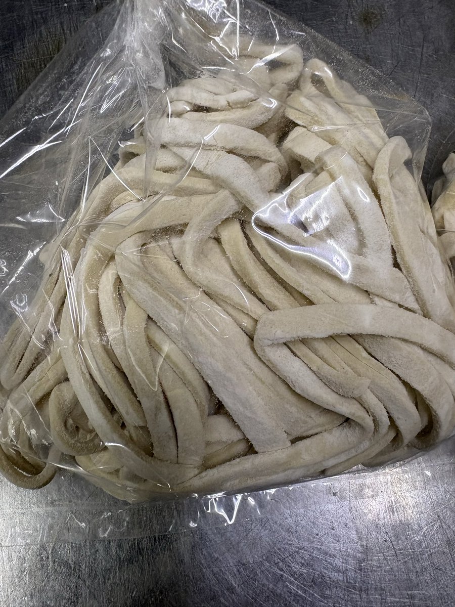 funakatuo's tweet photo. 自家製手打ち麺ですね。
半端なく腰のある麺ですので煮込んでも崩れません。 https://t.co/NRMfe5KdBY