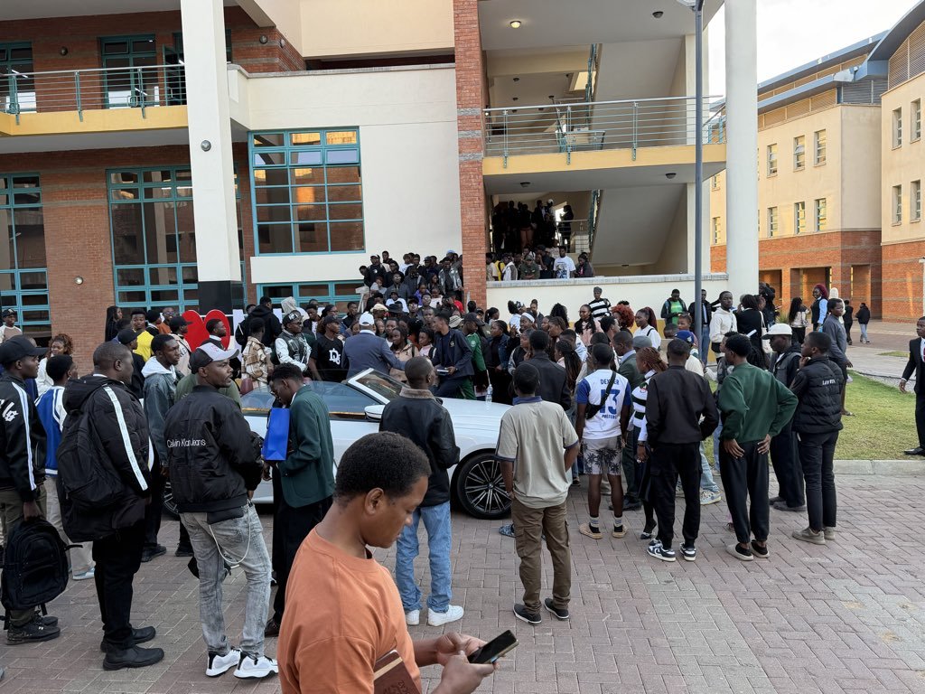 Ethanbackagain's tweet photo. This is what real influence looks like.
​Mudiwa Hood has the youth lining up for autographs, photos, and genuine connection. It goes far beyond cars or money, it's about impact, inspiration, and touching the next generation. Respect 🙏 🫡 https://t.co/EkafGIY5u8