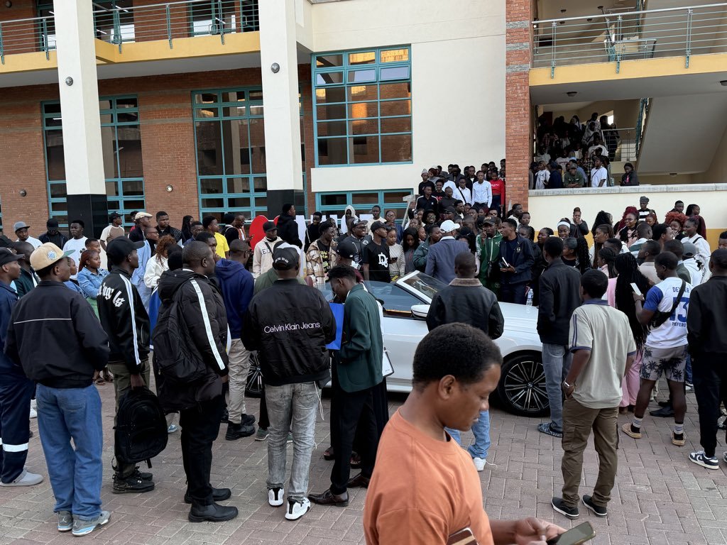 Ethanbackagain's tweet photo. This is what real influence looks like.
​Mudiwa Hood has the youth lining up for autographs, photos, and genuine connection. It goes far beyond cars or money, it's about impact, inspiration, and touching the next generation. Respect 🙏 🫡 https://t.co/EkafGIY5u8