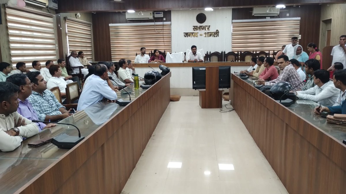 ERO_010Shamli's tweet photo. निर्वाचक रजिस्ट्रीकरण अधिकारी द्वारा तहसील सभागार, शामली में विधानसभा 10-शामली के समस्त BLOs के साथ बैठक आयोजित की गई। बैठक में घर-घर सतयापन एवं विशेष अभियान के संबंध मे आवश्यक दिशा-निर्देश दिए गए। @dm_shamli @ceoup @ECISVEEP https://t.co/2HV7BLSVjT