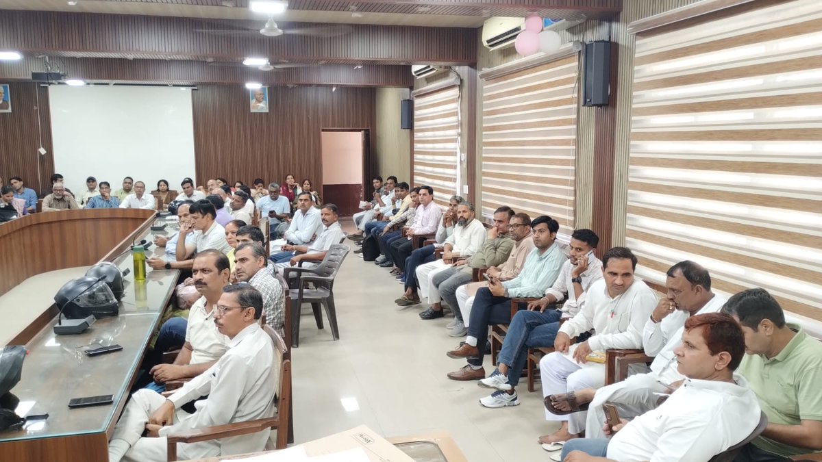 ERO_010Shamli's tweet photo. निर्वाचक रजिस्ट्रीकरण अधिकारी द्वारा तहसील सभागार, शामली में विधानसभा 10-शामली के समस्त BLOs के साथ बैठक आयोजित की गई। बैठक में घर-घर सतयापन एवं विशेष अभियान के संबंध मे आवश्यक दिशा-निर्देश दिए गए। @dm_shamli @ceoup @ECISVEEP https://t.co/2HV7BLSVjT