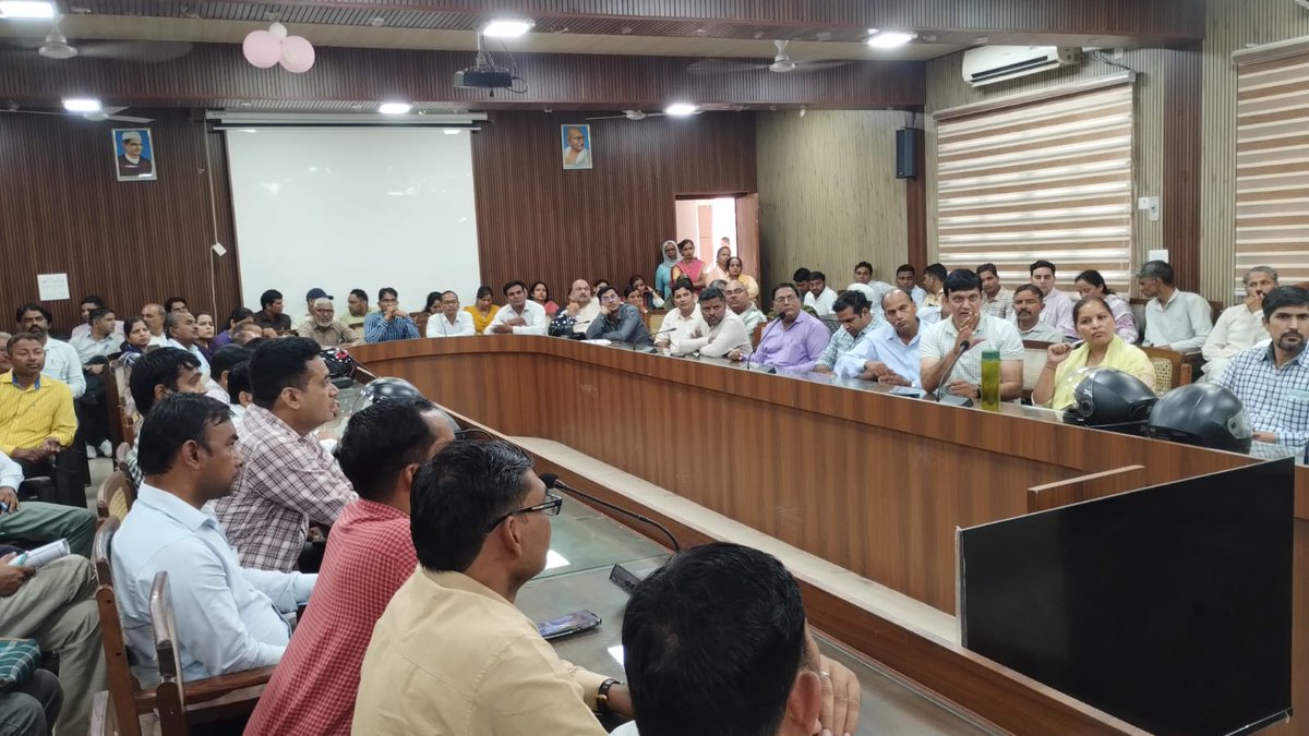 ERO_010Shamli's tweet photo. निर्वाचक रजिस्ट्रीकरण अधिकारी द्वारा तहसील सभागार, शामली में विधानसभा 10-शामली के समस्त BLOs के साथ बैठक आयोजित की गई। बैठक में घर-घर सतयापन एवं विशेष अभियान के संबंध मे आवश्यक दिशा-निर्देश दिए गए। @dm_shamli @ceoup @ECISVEEP https://t.co/2HV7BLSVjT