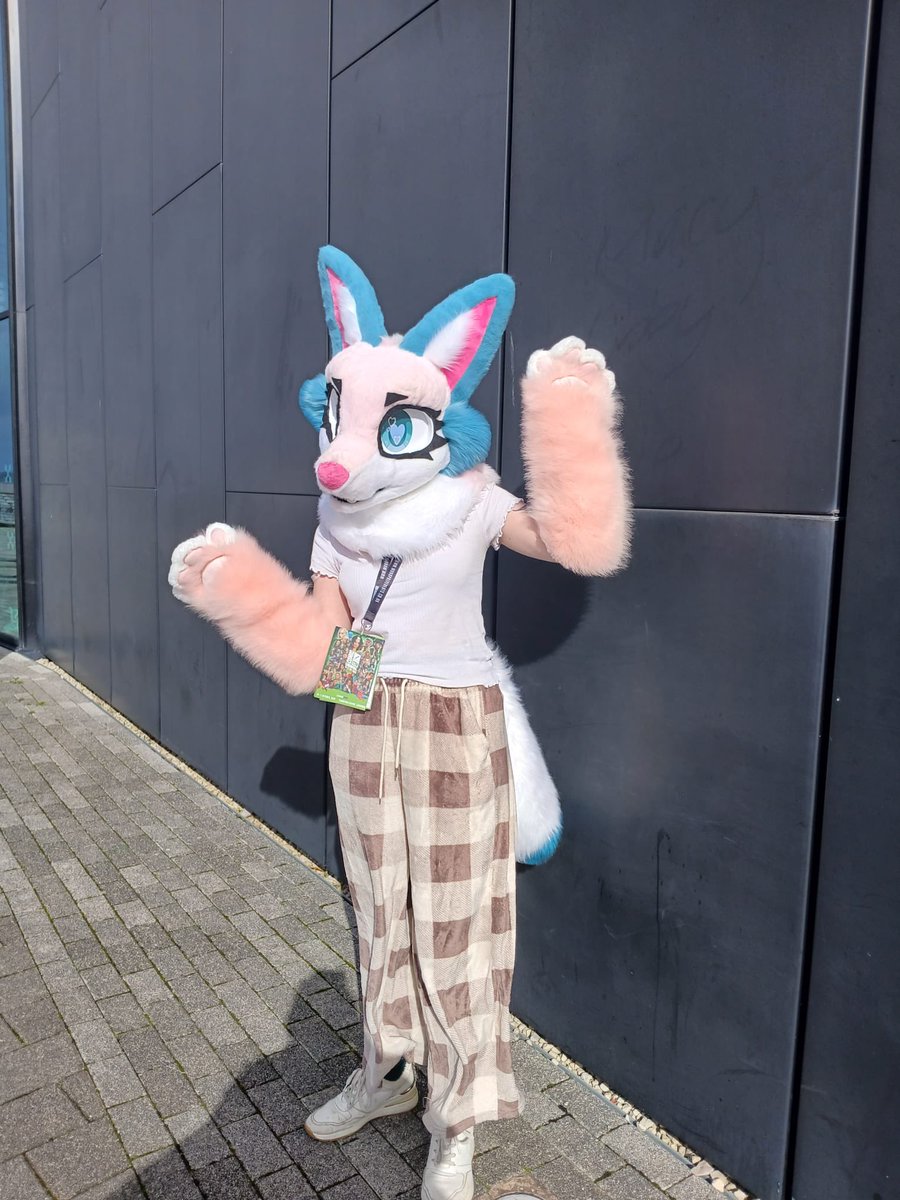 Lattedeers's tweet photo. Liverpool comic con was amazing !! 

#furry #fursuiter #Comicon #fursuiter #ukfurry https://t.co/zIjXQXvHJn