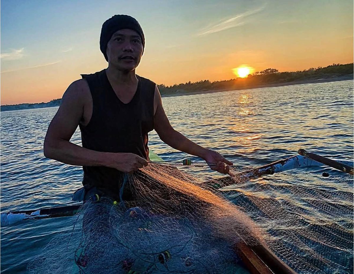 inquirerdotnet's tweet photo. A MONTH IN THE LIFE OF A FISHERMAN

LOOK: Filipino actor Mon Confiado shared how he immersed himself in the lives of fishermen for a month to prepare for his role as Pedro in Paul Soriano’s film “The Fisher”.

Known for portraying historical figures and complex characters, Confiado is widely recognized for his roles in films such as “Heneral Luna” and “Quezon”.

"Bago ko siya ganapan, kailangan ko munang kilalanin ang mundo niya. Isang buwan ng paghahanda. Isang karakter na buong-puso kong niyakap," he wrote.

“The Fisher” opens in Philippine cinemas on October 21, 2026. | 📸: Confiado/Facebook [1/2]