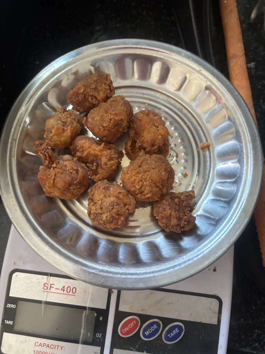 Kavyagmurthy1's tweet photo. Disappointing experience with @zomato! I ordered 120g of chicken popcorn from Faasos – Wraps, Rolls &amp; Shawarma but received only 60g. The restaurant isn’t answering, and Zomato support keeps asking me to email without resolving the issue.We pay the full price but receive half qty https://t.co/e4W7zi7CkR