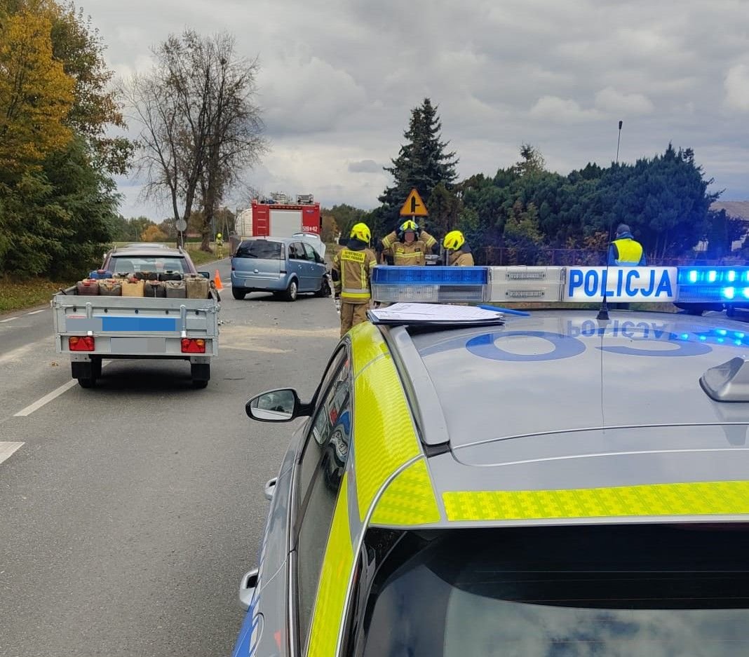 KPPRadzynPodl's tweet photo. 🚨 Nieustąpienie pierwszeństwa przejazdu było przyczyną zdarzenia drogowego, do którego doszło wczoraj w Białce na DK-1️⃣9️⃣. 

7️⃣0️⃣-letni kierujący Mercedesem🚗 zderzył się z kierującym Oplem Meriva.🚘 Z obrażeniami ciała do szpitala trafiła 3️⃣5️⃣-letnia pasażerka Opla. https://t.co/JF1FOOTNQG