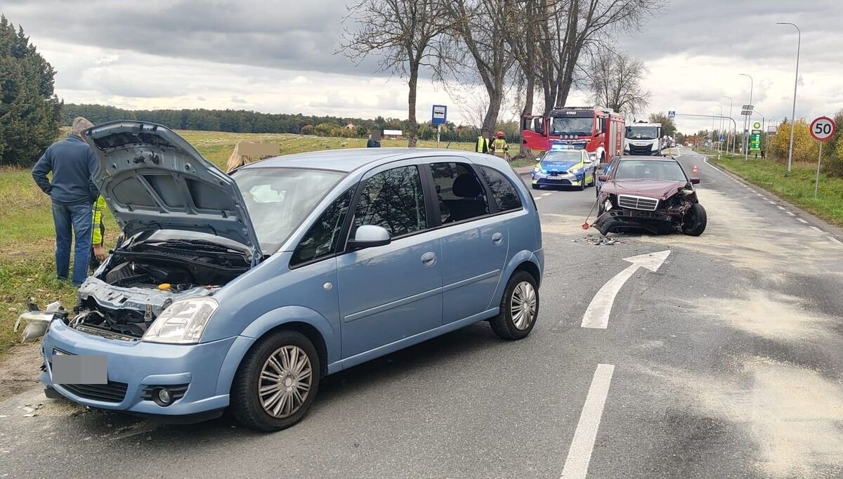 KPPRadzynPodl's tweet photo. 🚨 Nieustąpienie pierwszeństwa przejazdu było przyczyną zdarzenia drogowego, do którego doszło wczoraj w Białce na DK-1️⃣9️⃣. 

7️⃣0️⃣-letni kierujący Mercedesem🚗 zderzył się z kierującym Oplem Meriva.🚘 Z obrażeniami ciała do szpitala trafiła 3️⃣5️⃣-letnia pasażerka Opla. https://t.co/JF1FOOTNQG