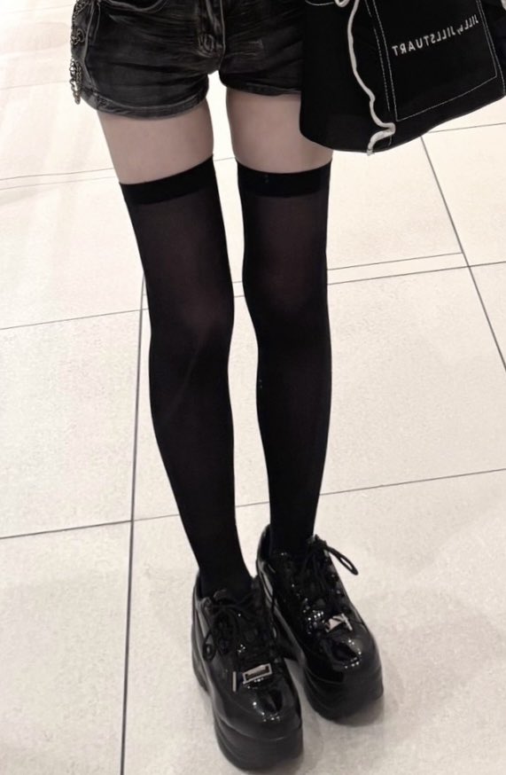 otodesu_ttky's tweet photo. どっちも同じ体重の42㌔‼️
浮腫とセルライト撲滅するだけで骨格ウェーブでもこんなに変われる https://t.co/2Oh5xjr6vy