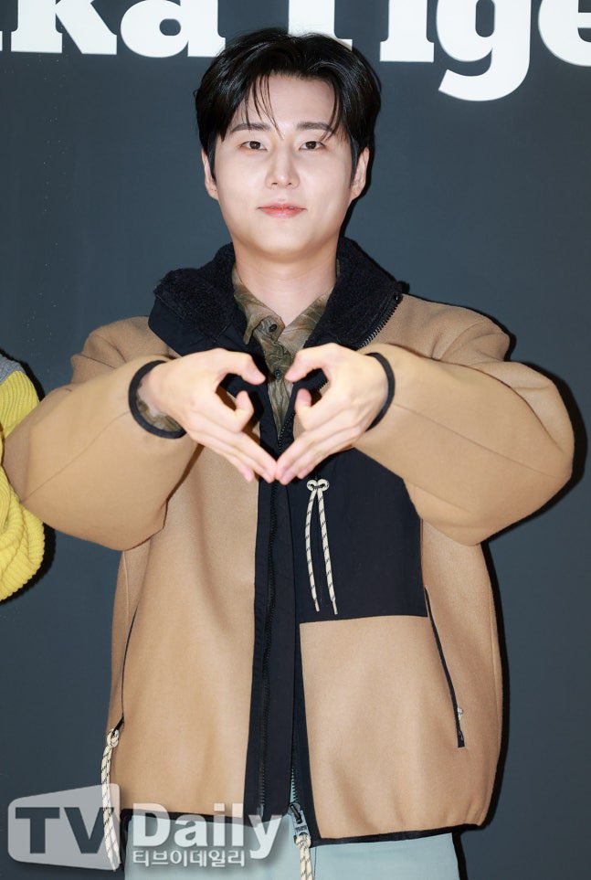 from_yhwp's tweet photo. 기자님.. 이 하트 무슨 하트인지 아세요?
옆에 선 남자의 손에 새겨진 하트예요..
갑골하트 만드는 거 미치엇나.. 사랑꾼 ㅜ https://t.co/B7kFTbTeAv