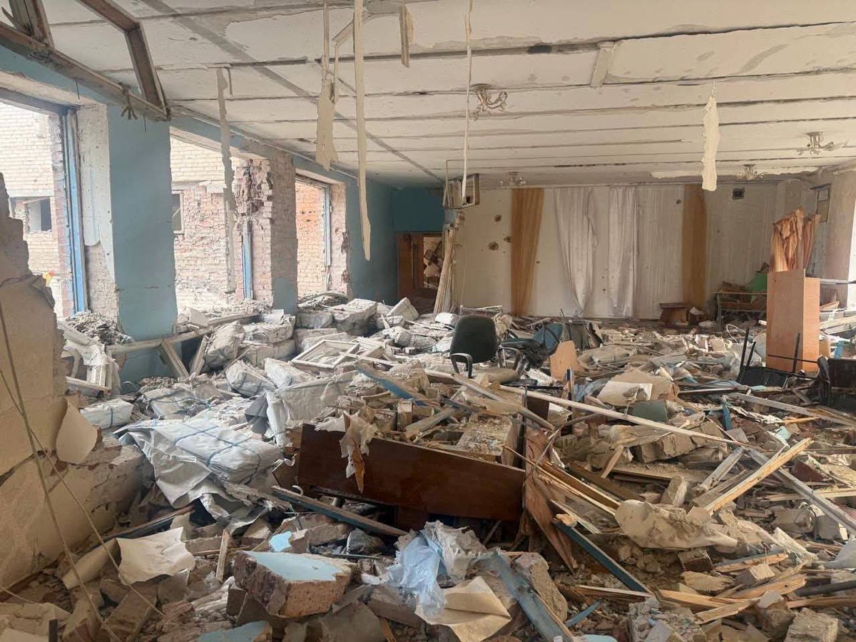 Brinch_IFRC's tweet photo. Three @RedCrossUkraine representatives were injured in an attack in Sloviansk, Donetsk region, on 13 October. All three sustained wounds and burns and are receiving hospital care. Their office was heavily damaged.

My heart is with our colleagues. Wishing them a speedy recovery. https://t.co/pYZU2Eztrr