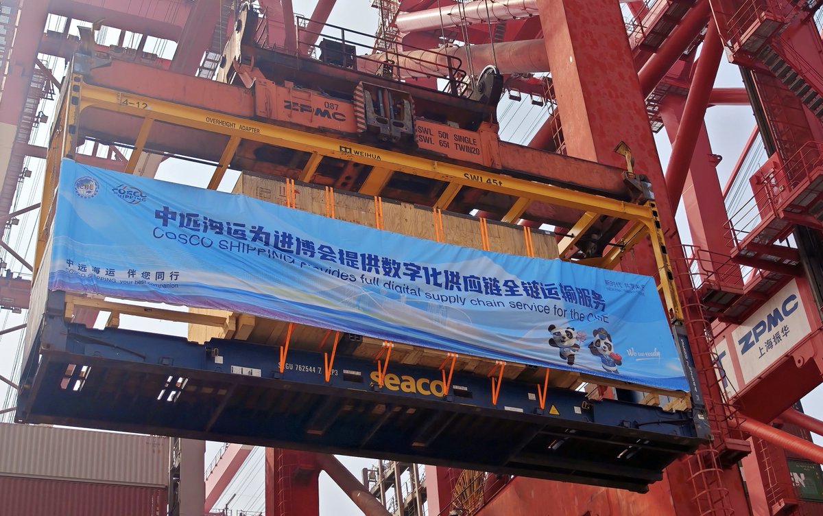 COSCOSHIPPING's tweet photo. On October 12, the MV OOCL SWEDEN berthed at Shanghai Yangshan Port, delivering a special cargo for the 9th China International Import Expo (CIIE): a 28+ ton WFL M35-G MILLTURN shipped all the way from its Austrian factory for its Asia-market debut.🧐📦

Cross-border trade thrives on reliable supply chains, and we look forward to supporting more global enterprises.✨

#COSCOSHIPPING #ConnectingTheWorld #CIIE #SupplyChain #Logistics