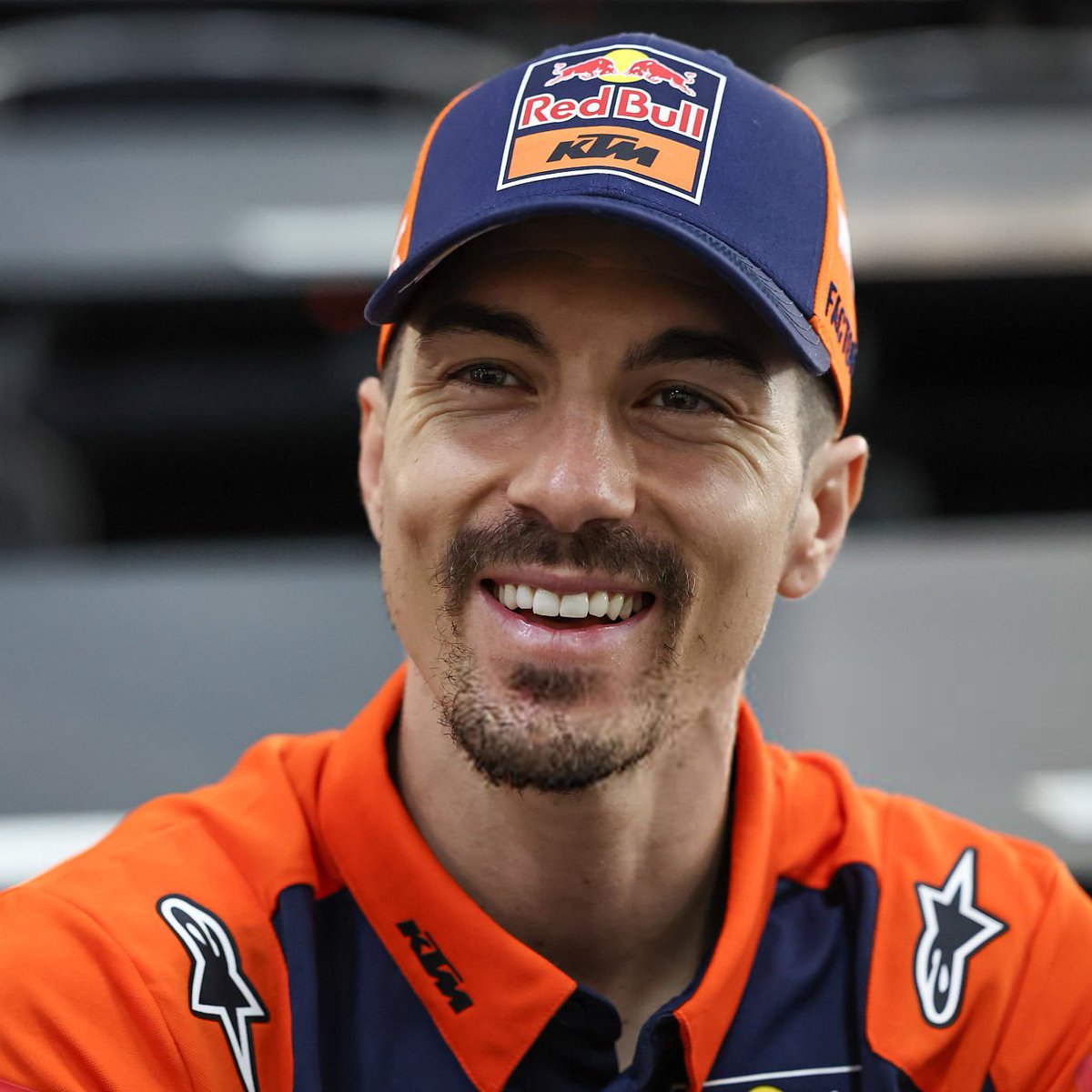RubCanales's tweet photo. 💣 Davide Tardozzi, sobre los rumores de Maverick Viñales: "Un periodista ha INVENTADO el rumor, pero quizá nos ha dado una idea".

➡️ "Tengo una estrecha relación con Viñales desde hace mucho tiempo. Nos vieron caminando desde las oficinas hacia la zona de hospitality en Motegi y así surgió este rumor".

➡️ "Nos vieron y un periodista inventó la historia. Quizá nos dio una idea, no lo sé. La verdad es que estamos mirando hacia el futuro, teniendo en cuenta que Michele Pirro tiene cierta edad y probablemente necesitaremos a alguien más adelante".

➡️ "Esa es una realidad, pero quién será todavía no está definido. No tenemos absolutamente nada hecho ni escrito; ni siquiera lo hemos pensado".

(@mundodeportivo) #MotoGP 🔴🇪🇸