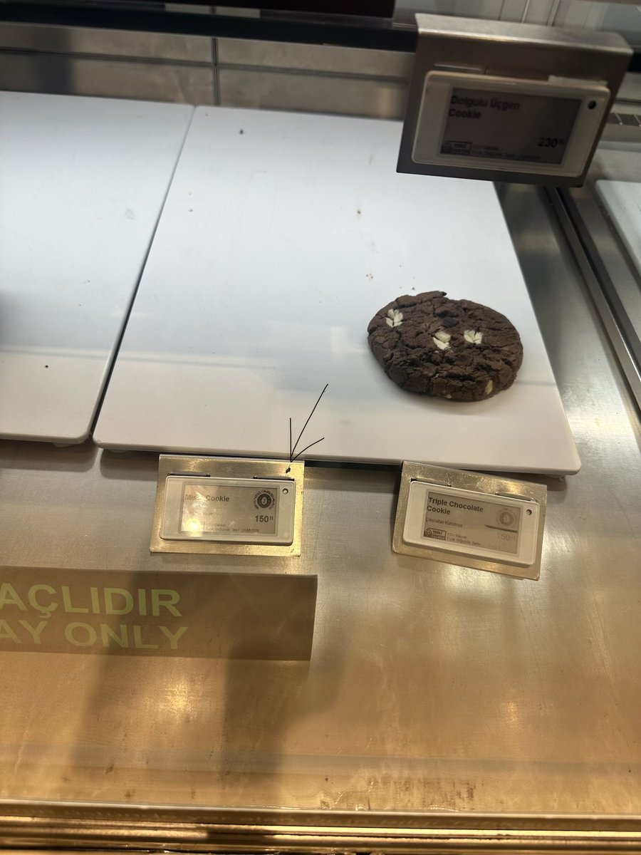 dilangozen's tweet photo. @StarbucksTR DTM şubenizde yiyeceklerin bulunduğu dolapta böcek dolaşıyor. Bunca zaman burada kaç kere kahvaltı yaptım öğle yemeği yedim düşünmek bile istemiyorum.😢🤢 Sürekli tercih ettiğim bir yerde böyle bir manzarayla karşılaşmak büyük mağduriyet https://t.co/vhEYJjwKka