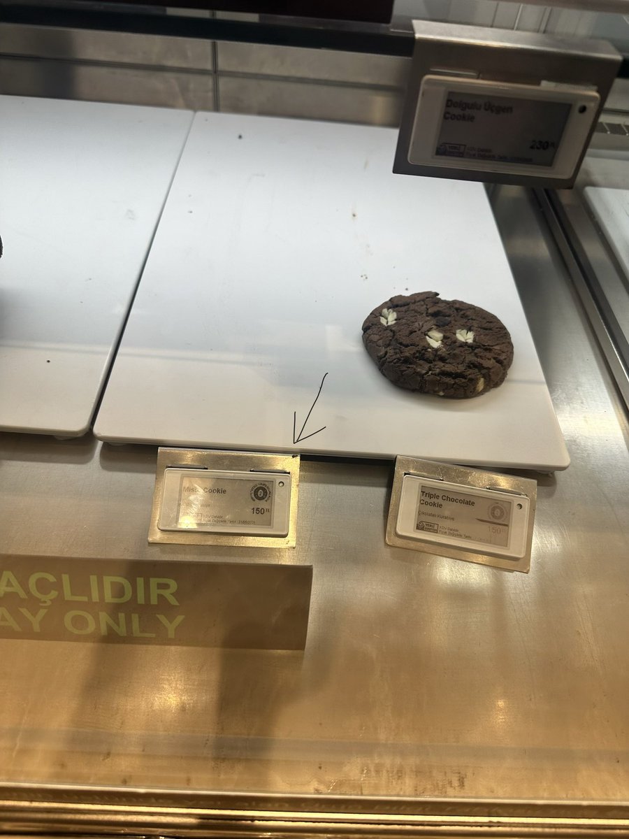 dilangozen's tweet photo. @StarbucksTR DTM şubenizde yiyeceklerin bulunduğu dolapta böcek dolaşıyor. Bunca zaman burada kaç kere kahvaltı yaptım öğle yemeği yedim düşünmek bile istemiyorum.😢🤢 Sürekli tercih ettiğim bir yerde böyle bir manzarayla karşılaşmak büyük mağduriyet https://t.co/vhEYJjwKka
