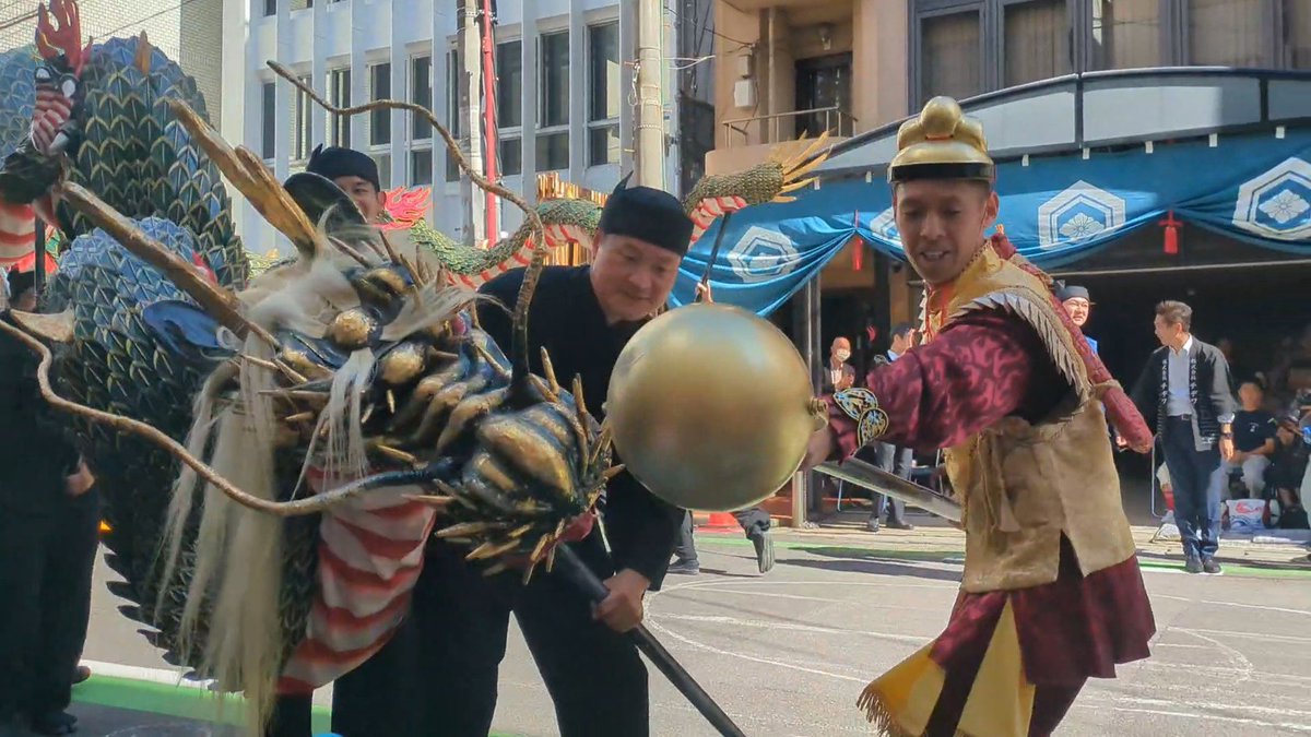 c571jp's tweet photo. 令和8年長崎くんち
筑後町の龍踊の庭先回り
龍が目の前で見てた園児たちの上を通りました
龍に頭を噛まれる(寄せる)と無病息災や厄除けなどのご利益があるそうです https://t.co/hTFsSCILDY