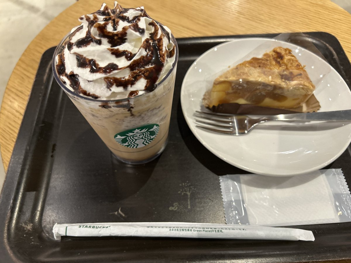 Devilrsr's tweet photo. iiONDOの1stシングル取りに行って、休憩がてら、スタバ🫶
いつものカスタムに、カスタードアップルパイケーキ🍎 https://t.co/ORD87HFWIy