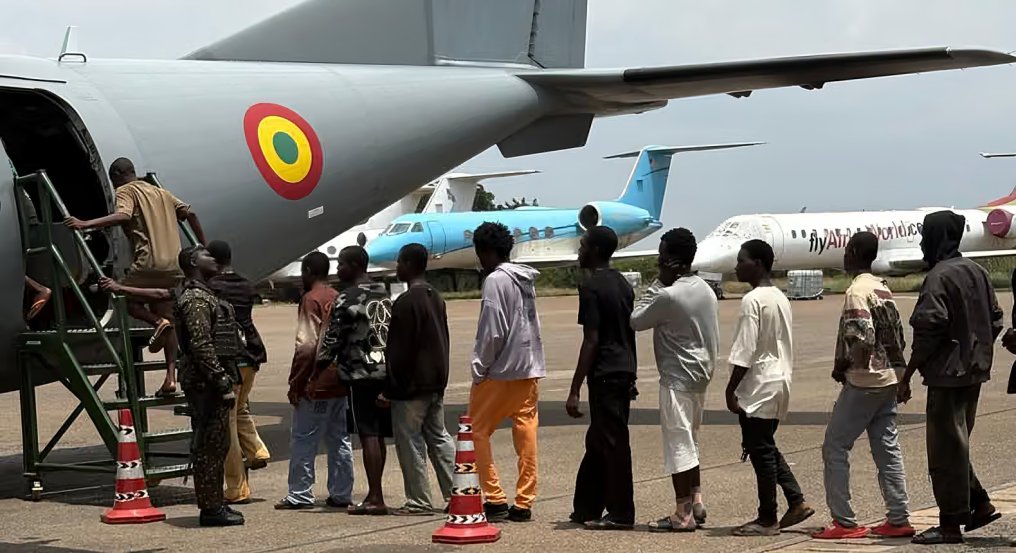 BusInsiderSSA's tweet photo. Ghana🇬🇭 repatriated 120 Nigerian🇳🇬 nationals after raiding suspected cybercrime centres involved in trafficking and online fraud.

The operation, called Operation Cyberhunt or Operation Blackout, was led by Ghanaian authorities with international support from agencies like the FBI and NCA.

Authorities rescued 120 victims, arrested eight suspects, and seized numerous electronic devices and vehicles, including some stolen property.

There is a discrepancy in figures between Ghanaian and Nigerian authorities regarding the number of people rescued and repatriated.