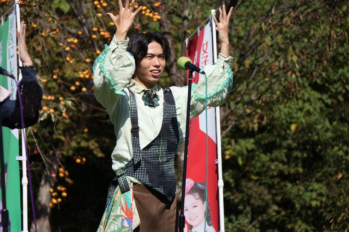motsuchi0217's tweet photo. 2026.10.11　芝生広場公演

たわわに実る柿を背に踊る秋らしい風景

鷗外さん、最高にカッコいいっす！

#明治偉人隊
#鷗外さん紳士�� https://t.co/esKTiZbTv1