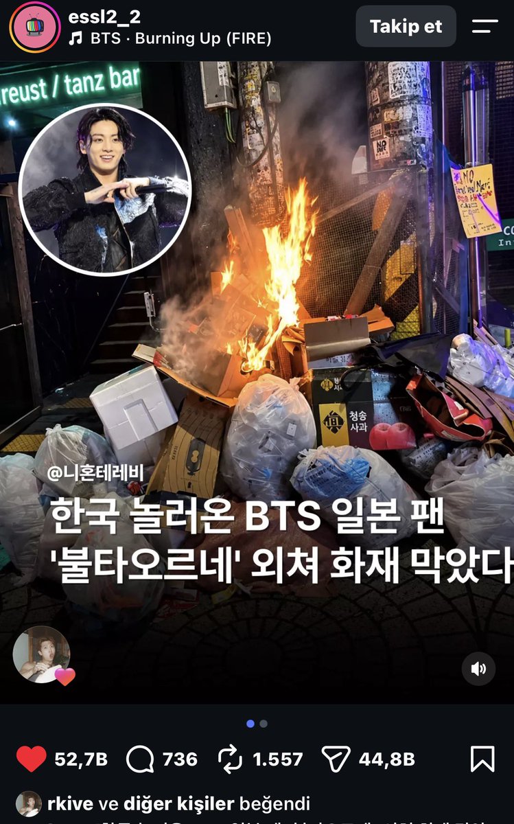 taekooklyrcs's tweet photo. Bi japon army turist olarak Seul'ün Itaewon semtinde yemeğini yiyip dönerken yağmurlu yoldaki çöp yığınının tutuştuğunu fark etmiş Korecesi pek iyi olmadığından yardım istemek için yakındaki bir restorana koşmuş hemen ama o an "yangın çıktı" kelimesinin Korecesini nasıl söyleyeceğini hatırlayamamış o sırada aklına BTS'in "Bultaoreune (FIRE)" şarkısı gelmiş. Turist kız defalarca "Bultaoreune!" (Yanıyor!) diye bağırınca restoran sahibi ve müşteriler durumu anlayıp su ve yangın söndürücü alarak dışarı çıkıp yangını söndürmüşler😭 namjoonda bunu haber yapan sayfanın postunu beğenmiş😭🤏🏻