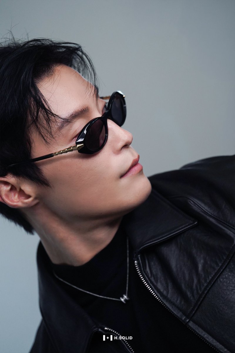 dzyxouk's tweet photo. 이번 일본팬미 7주년 릴스 찍는 영상 보면서도 느끼는게 남자가 가죽자켓만 입었다하면 바로 너무 화려해져서 눈둘곳이 없음 

근데 썬글라스까지 꼈다? 그냥 냅다 드러누워서 앙팬미 올때까지 안일어나게 됨 https://t.co/CwVlnaP1Xy