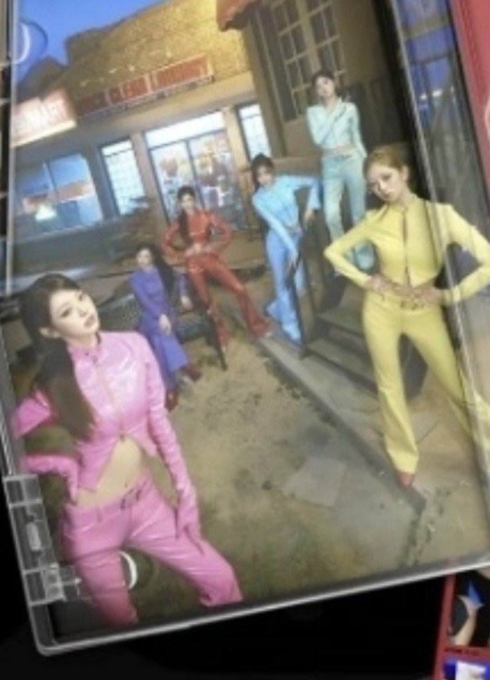 zv_nyeong's tweet photo. STARSHIP GATEKEEPING THESE POWER RANGERS CONCEPT PHOTOS FOR THE ALBUM LIKEEE THE IVE SERVE ON THIS FIT https://t.co/15sK0yeTo3